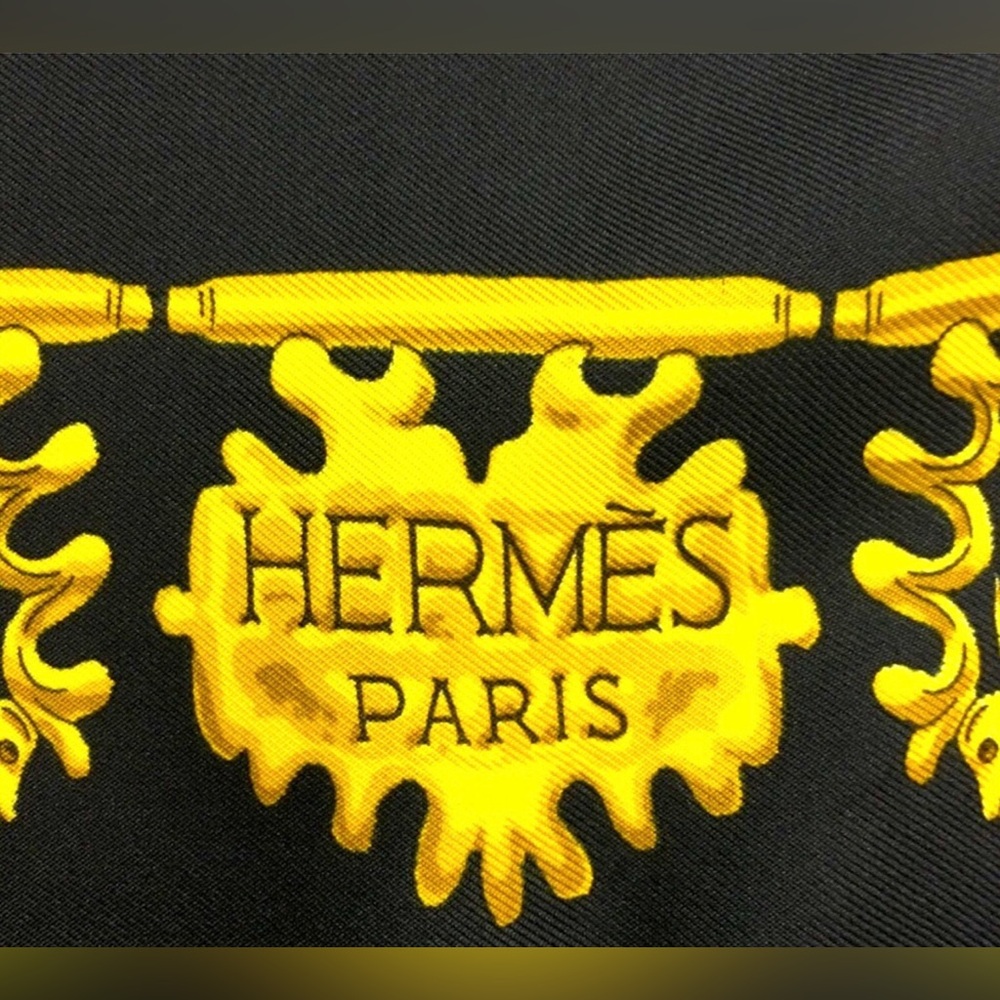 HERMES LES CAVALIERS D’OR CARRE 90 
Black and Gold 100% Silk Scarf